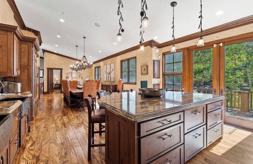 Beaver Creek House | Wrangler Lodge by Vail Butler - ski in, walk to town, hot tub