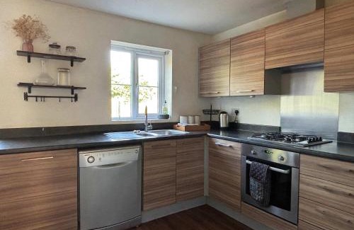 Wednesbury House | WS10 Contractor House 3 Bed 3 Bath with Parking