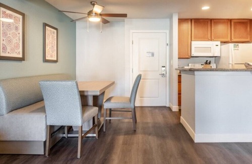 Anaheim Resort Hotel | Wyndham Dolphin's Cove - 1 Bedroom Deluxe