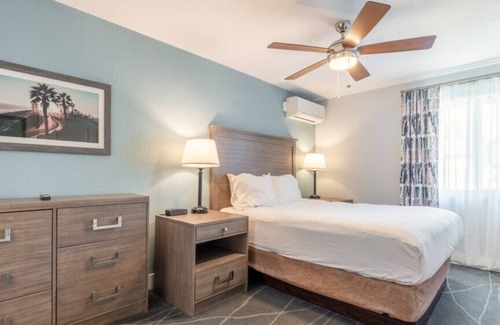 Anaheim Resort Hotel | Wyndham Dolphin's Cove - 1 Bedroom Deluxe