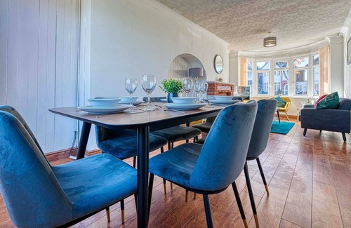 Bloxwich House | Xclusive Living Close to NEC, Free WiFi, Netflix, Parking, Sleeps 5, 3 Bedroom H