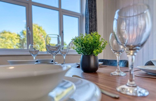 Bloxwich House | Xclusive Living Close to NEC, Free WiFi, Netflix, Parking, Sleeps 5, 3 Bedroom H