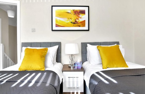 Sheldon House | Xclusive Living Stay near Airport & NEC, The Whitecroft