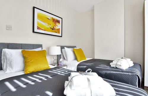Sheldon House | Xclusive Living Stay near Airport & NEC, The Whitecroft