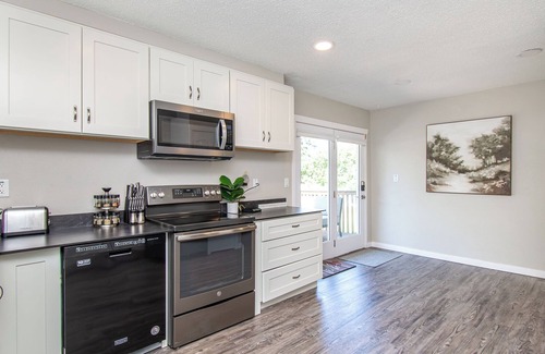 Moorhead House | XL Fenced Yard I 4 min to MSUM I Grill I Games