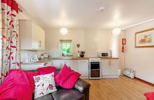 Llanybydder Cottage | Y CWTCH, pet friendly, character holiday cottage in Llanybydder