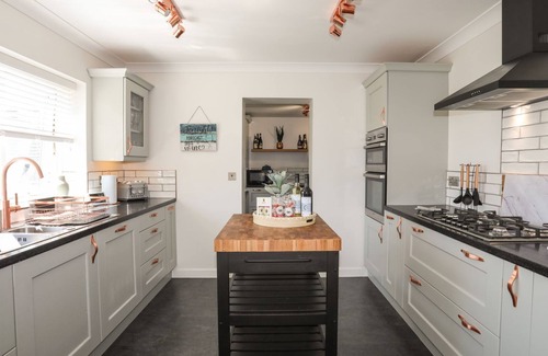 Llanfaelog Cottage | Y GOEDWIG, pet friendly, country holiday cottage in Llanfaelog