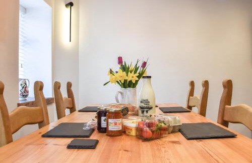 Kidwelly House | Y Parlwr