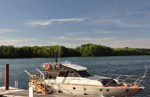 Sandrancourt Boat Rental | Yacht avec Jacuzzi pour amoureux: L'Odysea