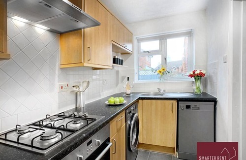 Yateley Apartment | Yateley - Spacious 2 Bedroom House