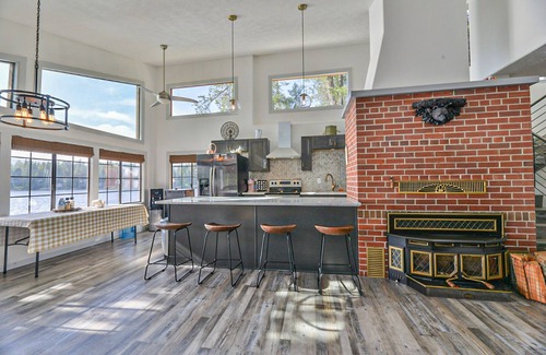 Newport House | Year around Bliss Lakehouse with hottub and deck