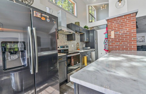 Newport House | Year around Bliss Lakehouse with hottub and deck
