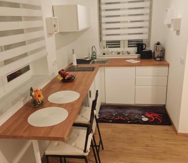 Ljubljana Apartment | YELLOW APARTMENT WITH FREE PARKING