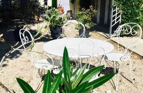 Mallemort Cottage | Yellow cottage in Provence