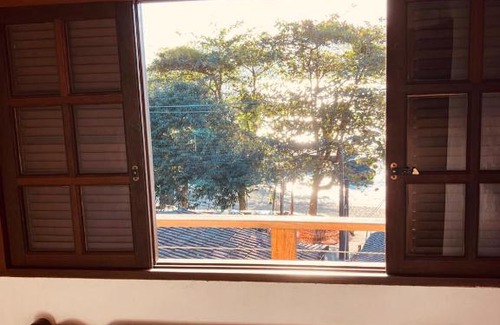 Cambaquara House | Yellow house beira mar portinho