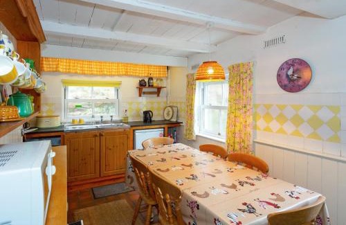 Trefor House | Yellow - Uk43117