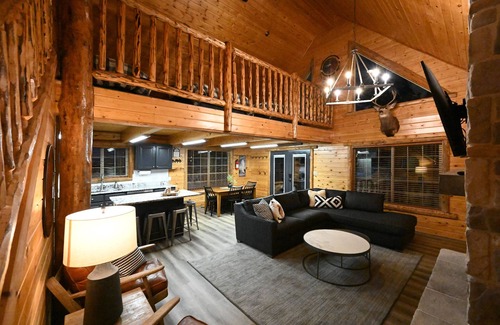 Island Park Cabin | Yellowstone Cabin Retreat –Sleeps 10, Near Yellowstone, ATV & Snowmobile Trails