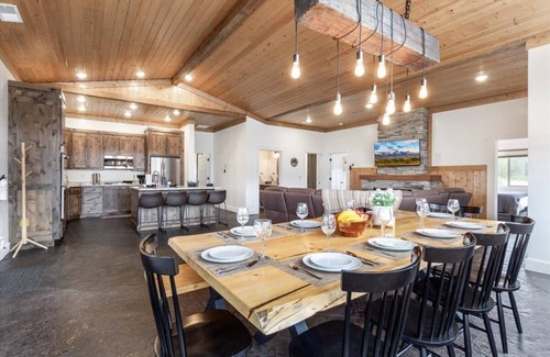 Island Park Cabin | Yellowstone Modern Mountain View,Hot tub,Foosball,Fire Pit, 25min to Yellowstone