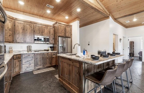 Island Park Cabin | Yellowstone Modern Mountain View,Hot tub,Foosball,Fire Pit, 25min to Yellowstone