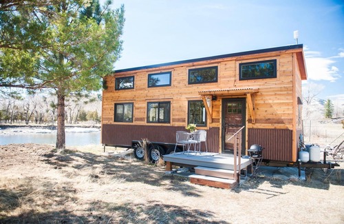Emigrant House | Yellowstone Riverside Tiny Home - Paradise Gateway Award winner