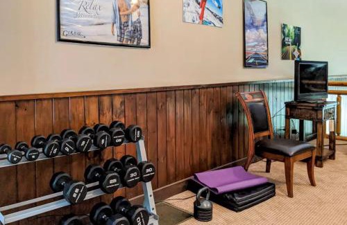 White Oak Lodge House | Yolo w Hot Tub Fireplace Community Amenities