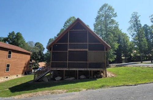 White Oak Lodge House | Yolo w Hot Tub Fireplace Community Amenities
