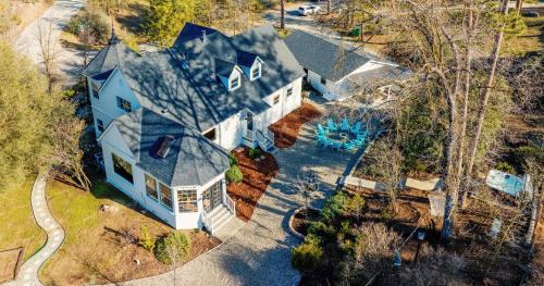 Oakhurst House | Yosemite Country House sleeps 20 w/hot tub, firepit, bonus studio