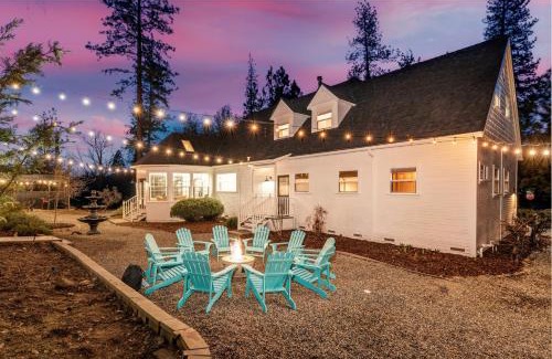 Oakhurst House | Yosemite Country House sleeps 20 w/hot tub, firepit, bonus studio