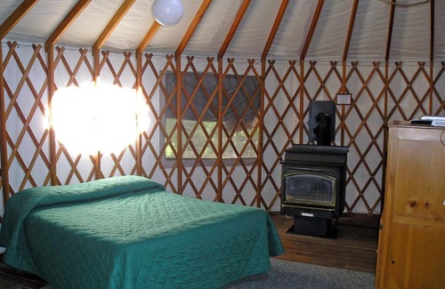 Harden Flat Resort | Yosemite Lakes Wheelchair Accessible Meadow Yurt 16