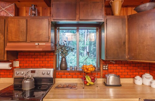 Mariposa Cabin | Yosemite vacation rental 30 minutes from Yosemite Valley's main gate.