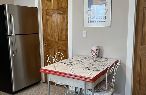 Hudson Apartment | You're in the Pink at a lovely and comfortable1900s home in a quiet neighborhood