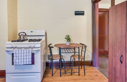 Youngstown Apartment | Youngstown Apartment: 2 Mi to Lake Newport!