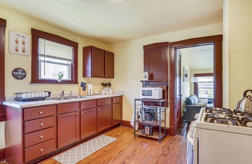 Youngstown Apartment | Youngstown Apartment: 2 Mi to Lake Newport!