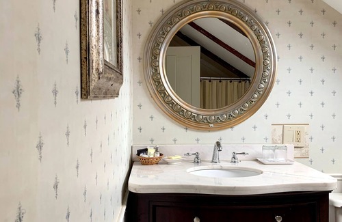Camden Hotel | Youngtown Inn & Restaurant