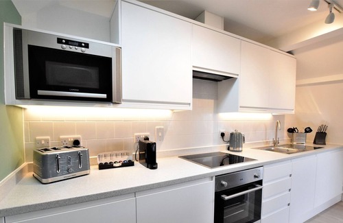Clifton Apartment | Your Apartment Fredrick Place - No 6