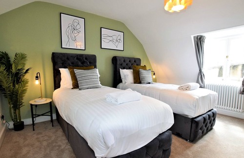 Clifton Apartment | Your Apartment Fredrick Place - No 6