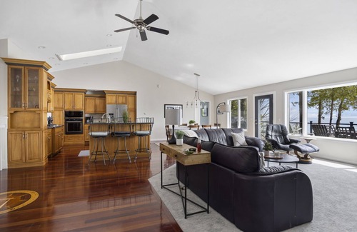 Suttons Bay House | Your eye is caught, and your senses overwhelmed, when you enter The Step Lodge