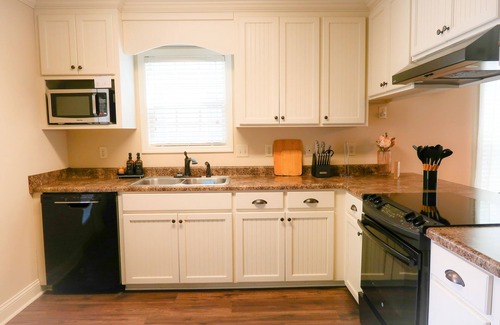 Valdosta House | Your Getaway Spot, Cozy , Charming perfect to Relax and Unwind
