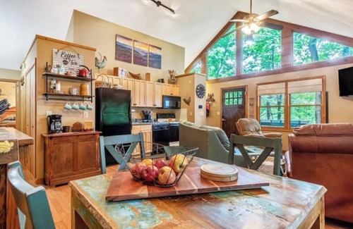 Lynn Cabin | Your ideal mountain cabin retreat with a hot tub and firepit!