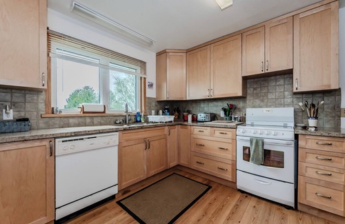 South Bruce Peninsula Cottage | Your Lakeside Retreat in Howdenvale