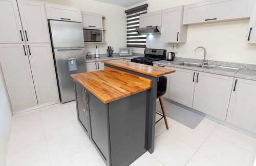 St. Joseph Apartment | Your Little Getaway - Lovely 3-bedroom apartment in Mt. Hope with WiFi and AC