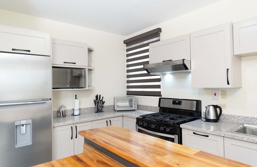St. Joseph Apartment | Your Little Getaway - Lovely 3-bedroom apartment in Mt. Hope with WiFi and AC