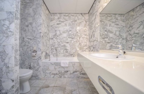 Waalwijk Hotel | Your Perfect Escape: 2 Spacious Rooms & Outdoor Adventures in Waalwijk