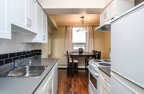 West End Apartment | Your Perfect Westend location - 5 min from beach or Stanley Park