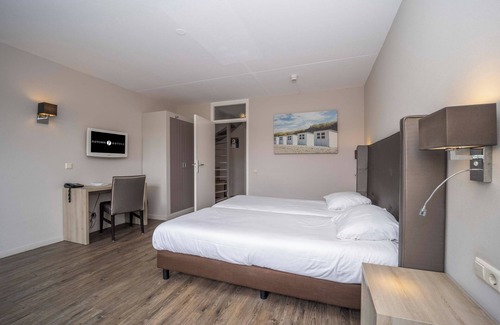 Westkapelle Hotel | Your Zeeland Oasis with Beach Views, Outdoor Pool, Tennis & Scenic Hikes