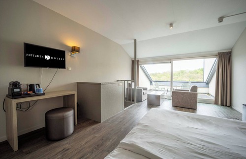 Westkapelle Hotel | Your Zeeland Oasis with Beach Views, Outdoor Pool, Tennis & Scenic Hikes