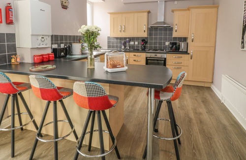 Penrhyndeudraeth Cottage | YR HEN BOST, family friendly, with a garden in Penrhyndeudraeth