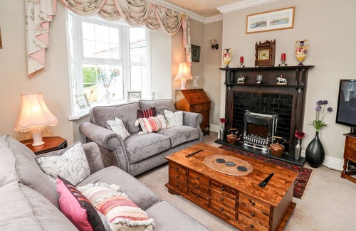 Glandyfi House | YR HEN FICERDY, pet friendly, with a garden in Aberystwyth