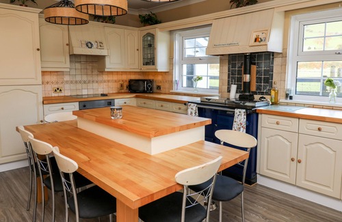 Glandyfi House | YR HEN FICERDY, pet friendly, with a garden in Aberystwyth