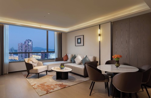 Yuexiu Hotel | Yuexiu Hotel Guangzhou,Curio Collection by Hilton-Free shuttle between hotel and Exhibition Center during Canton Fair & Exhibitor Registration Counter